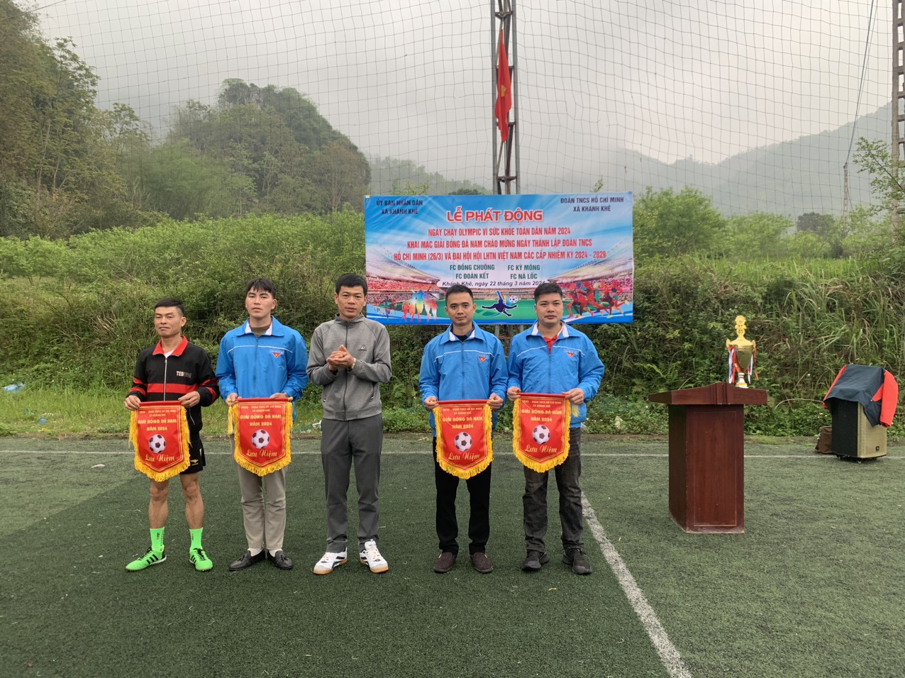 Ông Nông Văn Đức Phó chủ tịch UBND xã trao cờ lưu niệm cho các đội bóng 